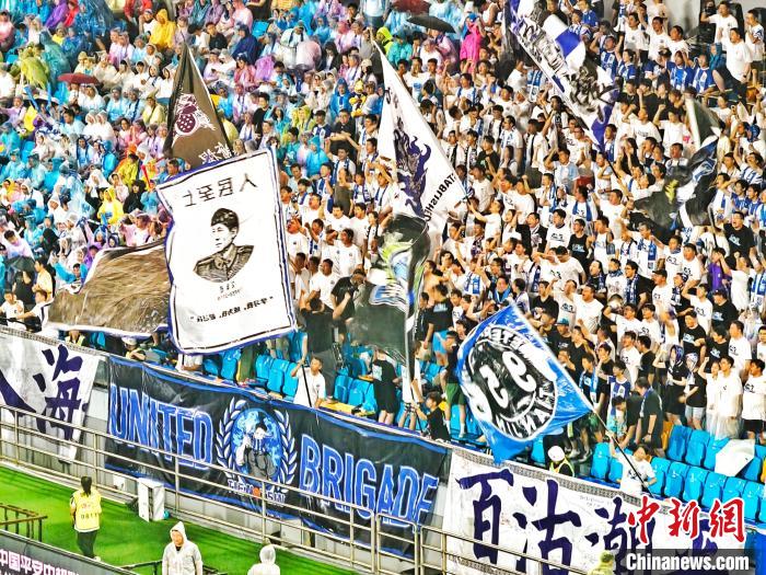 天津泰达足球场十年焕新回归 中超赛场再现辉煌