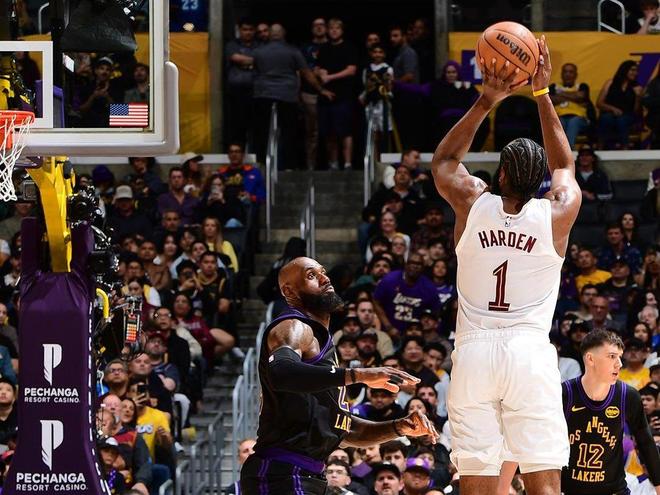 湖人狂胜骑士终结对手连胜 晋级季后赛席位提前